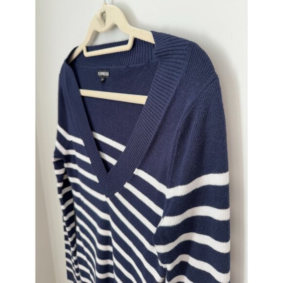 Express V Neck Women's Long Sleeve Sweater, size medium - Picture 3 of 11